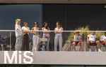 01.06.2026, Fussball, DFB-Nationalmannschaft Deutschland, letztes Training vor Abreise nach USA zur WM 2026, am DFB-Campus in Frankfurt am Main. Die Frauen der Nationalspieler beobachten das letzte Training vom Balkon am Trainingsplatz aus, v.li:  Sina Groß, Frau von Pascal Groß (Deutschland), Lena Wurzenberger, Frau von Bundestrainer Julian Nagelsmann (Deutschland), Lina Kimmich, Frau von Joshua Kimmich (Deutschland),  Tanja Undav, Frau von Deniz Undav (Deutschland), Eileen, Freundin von Torwart Alexander Nübel (Deutschland),  Lennart Karl (Deutschland), Alexander Pavlovic (Deutschland), Nathaniel Brown (Deutschland)  