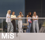 01.06.2026, Fussball, DFB-Nationalmannschaft Deutschland, letztes Training vor Abreise nach USA zur WM 2026, am DFB-Campus in Frankfurt am Main. Die Frauen der Nationalspieler beobachten das letzte Training vom Balkon am Trainingsplatz aus, v.li:  Sina Groß, Frau von Pascal Groß (Deutschland), Lena Wurzenberger, Frau von Bundestrainer Julian Nagelsmann (Deutschland), Lina Kimmich, Frau von Joshua Kimmich (Deutschland),  Tanja Undav, Frau von Deniz Undav (Deutschland), Eileen, Freundin von Torwart Alexander Nübel (Deutschland),  