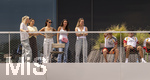 01.06.2026, Fussball, DFB-Nationalmannschaft Deutschland, letztes Training vor Abreise nach USA zur WM 2026, am DFB-Campus in Frankfurt am Main. Die Frauen der Nationalspieler beobachten das letzte Training vom Balkon am Trainingsplatz aus, v.li:  Sina Groß, Frau von Pascal Groß (Deutschland), Lena Wurzenberger, Frau von Bundestrainer Julian Nagelsmann (Deutschland), Lina Kimmich, Frau von Joshua Kimmich (Deutschland),  Tanja Undav, Frau von Deniz Undav (Deutschland), Eileen, Freundin von Torwart Alexander Nübel (Deutschland),  Lennart Karl (Deutschland), Alexander Pavlovic (Deutschland), Nathaniel Brown (Deutschland), Lennart Karl (Deutschland), Alexander Pavlovic (Deutschland)  