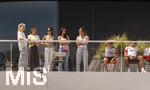 01.06.2026, Fussball, DFB-Nationalmannschaft Deutschland, letztes Training vor Abreise nach USA zur WM 2026, am DFB-Campus in Frankfurt am Main. Die Frauen der Nationalspieler beobachten das letzte Training vom Balkon am Trainingsplatz aus, v.li:  Sina Groß, Frau von Pascal Groß (Deutschland), Lena Wurzenberger, Frau von Bundestrainer Julian Nagelsmann (Deutschland), Lina Kimmich, Frau von Joshua Kimmich (Deutschland),  Tanja Undav, Frau von Deniz Undav (Deutschland), Eileen, Freundin von Torwart Alexander Nübel (Deutschland),  Lennart Karl (Deutschland), Alexander Pavlovic (Deutschland), Nathaniel Brown (Deutschland)  