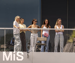 01.06.2026, Fussball, DFB-Nationalmannschaft Deutschland, letztes Training vor Abreise nach USA zur WM 2026, am DFB-Campus in Frankfurt am Main. Die Frauen der Nationalspieler beobachten das letzte Training vom Balkon am Trainingsplatz aus, v.li:  Sina Groß, Frau von Pascal Groß (Deutschland), Lena Wurzenberger, Frau von Bundestrainer Julian Nagelsmann (Deutschland), Lina Kimmich, Frau von Joshua Kimmich (Deutschland),  Tanja Undav, Frau von Deniz Undav (Deutschland), Eileen, Freundin von Torwart Alexander Nübel (Deutschland),   