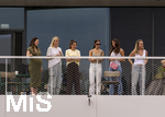 01.06.2026, Fussball, DFB-Nationalmannschaft Deutschland, letztes Training vor Abreise nach USA zur WM 2026, am DFB-Campus in Frankfurt am Main. Die Frauen der Nationalspieler beobachten das letzte Training vom Balkon am Trainingsplatz aus, v.li:  Jennifer Anton, Frau von Waldemar Anton (Deutschland), Sina Groß, Frau von Pascal Groß (Deutschland), Lena Wurzenberger, Frau von Bundestrainer Julian Nagelsmann (Deutschland), Lina Kimmich, Frau von Joshua Kimmich (Deutschland), Tanja Undav, Frau von Deniz Undav (Deutschland), Eileen, Freundin von Torwart Alexander Nübel (Deutschland), 