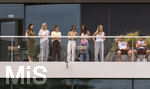 01.06.2026, Fussball, DFB-Nationalmannschaft Deutschland, letztes Training vor Abreise nach USA zur WM 2026, am DFB-Campus in Frankfurt am Main. Die Frauen der Nationalspieler beobachten das letzte Training vom Balkon am Trainingsplatz aus, v.li:  Jennifer Anton, Frau von Waldemar Anton (Deutschland), Sina Groß, Frau von Pascal Groß (Deutschland), Lena Wurzenberger, Frau von Bundestrainer Julian Nagelsmann (Deutschland), Lina Kimmich, Frau von Joshua Kimmich (Deutschland), Tanja Undav, Frau von Deniz Undav (Deutschland), Eileen, Freundin von Torwart Alexander Nübel (Deutschland), Lennart Karl (Deutschland), Alexander Pavlovic (Deutschland) 