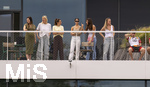 01.06.2026, Fussball, DFB-Nationalmannschaft Deutschland, letztes Training vor Abreise nach USA zur WM 2026, am DFB-Campus in Frankfurt am Main. Die Frauen der Nationalspieler beobachten das letzte Training vom Balkon am Trainingsplatz aus, v.li:  Jennifer Anton, Frau von Waldemar Anton (Deutschland), Sina Groß, Frau von Pascal Groß (Deutschland), Lena Wurzenberger, Frau von Bundestrainer Julian Nagelsmann (Deutschland), Lina Kimmich, Frau von Joshua Kimmich (Deutschland), Tanja Undav, Frau von Deniz Undav (Deutschland), Eileen, Freundin von Torwart Alexander Nübel (Deutschland), Lennart Karl (Deutschland), 