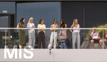 01.06.2026, Fussball, DFB-Nationalmannschaft Deutschland, letztes Training vor Abreise nach USA zur WM 2026, am DFB-Campus in Frankfurt am Main. Die Frauen der Nationalspieler beobachten das letzte Training vom Balkon am Trainingsplatz aus, v.li:  Jennifer Anton, Frau von Waldemar Anton (Deutschland), Sina Groß, Frau von Pascal Groß (Deutschland), Lena Wurzenberger, Frau von Bundestrainer Julian Nagelsmann (Deutschland), Lina Kimmich, Frau von Joshua Kimmich (Deutschland), Tanja Undav, Frau von Deniz Undav (Deutschland), Eileen, Freundin von Torwart Alexander Nübel (Deutschland), Lennart Karl (Deutschland), 