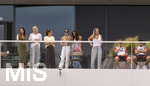 01.06.2026, Fussball, DFB-Nationalmannschaft Deutschland, letztes Training vor Abreise nach USA zur WM 2026, am DFB-Campus in Frankfurt am Main. Die Frauen der Nationalspieler beobachten das letzte Training vom Balkon am Trainingsplatz aus, v.li:  Jennifer Anton, Frau von Waldemar Anton (Deutschland), Sina Groß, Frau von Pascal Groß (Deutschland), Lena Wurzenberger, Frau von Bundestrainer Julian Nagelsmann (Deutschland), Lina Kimmich, Frau von Joshua Kimmich (Deutschland), Tanja Undav, Frau von Deniz Undav (Deutschland), Eileen, Freundin von Torwart Alexander Nübel (Deutschland), Lennart Karl (Deutschland), Alexander Pavlovic (Deutschland) 