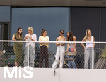 01.06.2026, Fussball, DFB-Nationalmannschaft Deutschland, letztes Training vor Abreise nach USA zur WM 2026, am DFB-Campus in Frankfurt am Main. Die Frauen der Nationalspieler beobachten das letzte Training vom Balkon am Trainingsplatz aus, v.li:  Jennifer Anton, Frau von Waldemar Anton (Deutschland), Sina Groß, Frau von Pascal Groß (Deutschland), Lena Wurzenberger, Frau von Bundestrainer Julian Nagelsmann (Deutschland), Lina Kimmich, Frau von Joshua Kimmich (Deutschland), Tanja Undav, Frau von Deniz Undav (Deutschland), Eileen, Freundin von Torwart Alexander Nübel (Deutschland), 