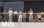 01.06.2026, Fussball, DFB-Nationalmannschaft Deutschland, letztes Training vor Abreise nach USA zur WM 2026, am DFB-Campus in Frankfurt am Main. Die Frauen der Nationalspieler beobachten das letzte Training vom Balkon am Trainingsplatz aus, v.li:  Jennifer Anton, Frau von Waldemar Anton (Deutschland), Sina Groß, Frau von Pascal Groß (Deutschland), Lena Wurzenberger, Frau von Bundestrainer Julian Nagelsmann (Deutschland), Lina Kimmich, Frau von Joshua Kimmich (Deutschland), Tanja Undav, Frau von Deniz Undav (Deutschland), Eileen, Freundin von Torwart Alexander Nübel (Deutschland), Lennart Karl (Deutschland) 