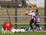 01.06.2026, Fussball, DFB-Nationalmannschaft Deutschland, letztes Training vor Abreise nach USA zur WM 2026, am DFB-Campus in Frankfurt am Main. Torwart Manuel Neuer (Deutschland) beim Balltraining.