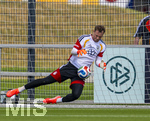 01.06.2026, Fussball, DFB-Nationalmannschaft Deutschland, letztes Training vor Abreise nach USA zur WM 2026, am DFB-Campus in Frankfurt am Main. Torwart Manuel Neuer (Deutschland) beim Balltraining.