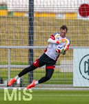 01.06.2026, Fussball, DFB-Nationalmannschaft Deutschland, letztes Training vor Abreise nach USA zur WM 2026, am DFB-Campus in Frankfurt am Main. Torwart Manuel Neuer (Deutschland) beim Balltraining.