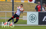 01.06.2026, Fussball, DFB-Nationalmannschaft Deutschland, letztes Training vor Abreise nach USA zur WM 2026, am DFB-Campus in Frankfurt am Main. Torwart Manuel Neuer (Deutschland) beim Balltraining.