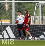 01.06.2026, Fussball, DFB-Nationalmannschaft Deutschland, letztes Training vor Abreise nach USA zur WM 2026, am DFB-Campus in Frankfurt am Main. v.li: Torwart Jonas Urbig (Deutschland) mit Torwarttrainer Stefan Wessels