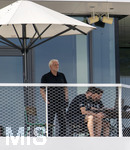 01.06.2026, Fussball, DFB-Nationalmannschaft Deutschland, letztes Training vor Abreise nach USA zur WM 2026, am DFB-Campus in Frankfurt am Main. Sportdirektor Rudi Völler (Deutschland) beobachtet das Trainingsspiel gegen Finnland am Trainingsplatz vom Balkon aus, unter dem Sonnenschirm.