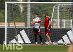 01.06.2026, Fussball, DFB-Nationalmannschaft Deutschland, letztes Training vor Abreise nach USA zur WM 2026, am DFB-Campus in Frankfurt am Main. v.li: Torwart Jonas Urbig (Deutschland) mit Torwarttrainer Stefan Wessels