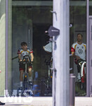 01.06.2026, Fussball, DFB-Nationalmannschaft Deutschland, letztes Training vor Abreise nach USA zur WM 2026, am DFB-Campus in Frankfurt am Main. Ergometer-Training im Gymnastikraum. v.li: Lennart Karl (Deutschland), Torwart Oliver Baumann (Deutschland) 