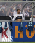 01.06.2026, Fussball, DFB-Nationalmannschaft Deutschland, letztes Training vor Abreise nach USA zur WM 2026, am DFB-Campus in Frankfurt am Main. Leroy Sane (Deutschland) zieht sein Shirt an, darunter trägt er den Brustgurt für die Körper-Messwertüberwachung.