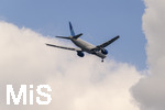 01.06.2026, Fussball, DFB-Nationalmannschaft Deutschland, letztes Training vor Abreise nach USA zur WM 2026, am DFB-Campus in Frankfurt am Main. Eine Passagiermaschine der UNITED-Airlines (USA), eine Boeing 777-224 