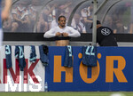 01.06.2026, Fussball, DFB-Nationalmannschaft Deutschland, letztes Training vor Abreise nach USA zur WM 2026, am DFB-Campus in Frankfurt am Main. Leroy Sane (Deutschland) zieht sein Shirt an, darunter trägt er den Brustgurt für die Körper-Messwertüberwachung.