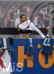 01.06.2026, Fussball, DFB-Nationalmannschaft Deutschland, letztes Training vor Abreise nach USA zur WM 2026, am DFB-Campus in Frankfurt am Main. Leroy Sane (Deutschland) zieht sein Shirt an, darunter trägt er den Brustgurt für die Körper-Messwertüberwachung.