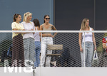 01.06.2026, Fussball, DFB-Nationalmannschaft Deutschland, letztes Training vor Abreise nach USA zur WM 2026, am DFB-Campus in Frankfurt am Main. Die Frauen der Nationalspieler beobachten das letzte Training vom Balkon am Trainingsplatz aus, v.li: Lena Wurzenberger, Frau von Bundestrainer Julian Nagelsmann, Sina Groß, Frau von Pascal Groß, Lina Kimmich, Frau von Joshua Kimmich, Eileen, Freundin von Torwart Alexander Nübel, 
  
