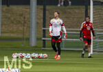 01.06.2026, Fussball, DFB-Nationalmannschaft Deutschland, letztes Training vor Abreise nach USA zur WM 2026, am DFB-Campus in Frankfurt am Main. li: Torwart Manuel Neuer (Deutschland), re: Torwarttrainer Andreas Kronenberg (Deutschland), 