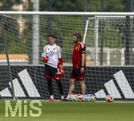 01.06.2026, Fussball, DFB-Nationalmannschaft Deutschland, letztes Training vor Abreise nach USA zur WM 2026, am DFB-Campus in Frankfurt am Main. v.li: Torwart Jonas Urbig (Deutschland) mit Torwarttrainer Stefan Wessels