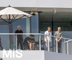 01.06.2026, Fussball, DFB-Nationalmannschaft Deutschland, letztes Training vor Abreise nach USA zur WM 2026, am DFB-Campus in Frankfurt am Main. Sportdirektor Rudi Völler (li, Deutschland) beobachtet das Trainingsspiel gegen Finnland am Trainingsplatz vom Balkon aus, unter dem Sonnenschirm. re: Hannes Wolf (Entwicklung, DFB)und DFB-Geschäftsführer Andreas Rettig (Deutschland)  