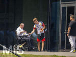 01.06.2026, Fussball, DFB-Nationalmannschaft Deutschland, letztes Training vor Abreise nach USA zur WM 2026, am DFB-Campus in Frankfurt am Main. Lennart Karl (Deutschland) gibt Autogramme am Spielfeldrand 