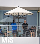 01.06.2026, Fussball, DFB-Nationalmannschaft Deutschland, letztes Training vor Abreise nach USA zur WM 2026, am DFB-Campus in Frankfurt am Main. Sportdirektor Rudi Völler (re, Deutschland) beobachtet das Trainingsspiel gegen Finnland am Trainingsplatz vom Balkon aus, unter dem Sonnenschirm. 