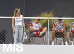 01.06.2026, Fussball, DFB-Nationalmannschaft Deutschland, letztes Training vor Abreise nach USA zur WM 2026, am DFB-Campus in Frankfurt am Main. Die Frauen der Nationalspieler beobachten das letzte Training vom Balkon am Trainingsplatz aus, v.li: Eileen, Freundin von Torwart Alexander Nübel, Lennart Karl (Deutschland), Alexander Pavlovic (Deutschland) 
 