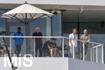 01.06.2026, Fussball, DFB-Nationalmannschaft Deutschland, letztes Training vor Abreise nach USA zur WM 2026, am DFB-Campus in Frankfurt am Main. 2.v.re: Hannes Wolf (Sportdirektor Nachwuchs, Training und Entwicklung, DFB), Sportdirektor Rudi Völler (li unter dem Schirm, Deutschland), DFB-Geschäftsführer Andreas Rettig (re, Deutschland) beobachten das Trainingsspiel gegen Finnland am Trainingsplatz vom Balkon aus.