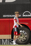 01.06.2026, Fussball, DFB-Nationalmannschaft Deutschland, letztes Training vor Abreise nach USA zur WM 2026, am DFB-Campus in Frankfurt am Main. Lennart Karl (Deutschland) steigt aus dem Mannschaftsbus aus.