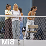 01.06.2026, Fussball, DFB-Nationalmannschaft Deutschland, letztes Training vor Abreise nach USA zur WM 2026, am DFB-Campus in Frankfurt am Main. Die Frauen der Nationalspieler beobachten das letzte Training vom Balkon am Trainingsplatz aus, v.li: Lena Wurzenberger, Frau von Bundestrainer Julian Nagelsmann, Sina Groß, Frau von Pascal Groß, Lina Kimmich, Frau von Joshua Kimmich, Eileen, 