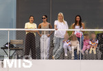 01.06.2026, Fussball, DFB-Nationalmannschaft Deutschland, letztes Training vor Abreise nach USA zur WM 2026, am DFB-Campus in Frankfurt am Main. Die Frauen der Nationalspieler beobachten das letzte Training vom Balkon am Trainingsplatz aus, v.li: Lena Wurzenberger, Frau von Bundestrainer Julian Nagelsmann, Lina Kimmich, Frau von Joshua Kimmich, Sina Groß, Frau von Pascal Groß, Tanja Undav, Frau von Deniz Undav, 
