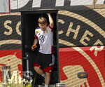 01.06.2026, Fussball, DFB-Nationalmannschaft Deutschland, letztes Training vor Abreise nach USA zur WM 2026, am DFB-Campus in Frankfurt am Main. Lennart Karl (Deutschland) steigt aus dem Mannschaftsbus aus.