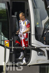 01.06.2026, Fussball, DFB-Nationalmannschaft Deutschland, letztes Training vor Abreise nach USA zur WM 2026, am DFB-Campus in Frankfurt am Main. Torwart Oliver Baumann (Deutschland) steigt aus dem Mannschaftsbus aus.