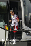 01.06.2026, Fussball, DFB-Nationalmannschaft Deutschland, letztes Training vor Abreise nach USA zur WM 2026, am DFB-Campus in Frankfurt am Main. Torwart Oliver Baumann (Deutschland) steigt aus dem Mannschaftsbus aus.