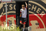 01.06.2026, Fussball, DFB-Nationalmannschaft Deutschland, letztes Training vor Abreise nach USA zur WM 2026, am DFB-Campus in Frankfurt am Main. Lennart Karl (Deutschland) steigt aus dem Mannschaftsbus aus.