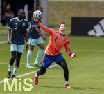 01.06.2026, Fussball, DFB-Nationalmannschaft Deutschland, letztes Training vor Abreise nach USA zur WM 2026, am DFB-Campus in Frankfurt am Main. Testspiel Deutschland - Finnland,  Torwart Jonas Urbig (Deutschland) mit Nummer 1 