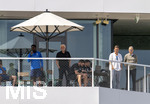 01.06.2026, Fussball, DFB-Nationalmannschaft Deutschland, letztes Training vor Abreise nach USA zur WM 2026, am DFB-Campus in Frankfurt am Main. Sportdirektor Rudi Völler (li, Deutschland) beobachtet das Trainingsspiel gegen Finnland am Trainingsplatz vom Balkon aus, unter dem Sonnenschirm. re: Hannes Wolf (Entwicklung, DFB)und DFB-Geschäftsführer Andreas Rettig (Deutschland)  