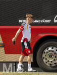 01.06.2026, Fussball, DFB-Nationalmannschaft Deutschland, letztes Training vor Abreise nach USA zur WM 2026, am DFB-Campus in Frankfurt am Main. Lennart Karl (Deutschland) steigt aus dem Mannschaftsbus aus.