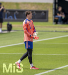 01.06.2026, Fussball, DFB-Nationalmannschaft Deutschland, letztes Training vor Abreise nach USA zur WM 2026, am DFB-Campus in Frankfurt am Main. Testspiel Deutschland - Finnland,  Torwart Jonas Urbig (Deutschland) mit Rückennummer 1  