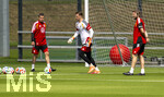 01.06.2026, Fussball, DFB-Nationalmannschaft Deutschland, letztes Training vor Abreise nach USA zur WM 2026, am DFB-Campus in Frankfurt am Main. mitte: Torwart Manuel Neuer (Deutschland), li: Torwarttrainer Andreas Kronenberg (Deutschland), re: Stefan Wessels (Torwarttrainer DFB).