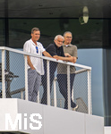 01.06.2026, Fussball, DFB-Nationalmannschaft Deutschland, letztes Training vor Abreise nach USA zur WM 2026, am DFB-Campus in Frankfurt am Main. v.li: Hannes Wolf (Sportdirektor Nachwuchs, Training und Entwicklung, DFB), Sportdirektor Rudi Völler (Deutschland), DFB-Geschäftsführer Andreas Rettig (Deutschland) beobachten das Trainingsspiel gegen Finnland am Trainingsplatz vom Balkon aus.