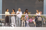 01.06.2026, Fussball, DFB-Nationalmannschaft Deutschland, letztes Training vor Abreise nach USA zur WM 2026, am DFB-Campus in Frankfurt am Main. Die Frauen der Nationalspieler beobachten das letzte Training vom Balkon am Trainingsplatz aus, v.li: Lena Wurzenberger, Frau von Bundestrainer Julian Nagelsmann, Lina Kimmich, Frau von Joshua Kimmich, Sina Groß, Frau von Pascal Groß, Tanja Undav, Frau von Deniz Undav, Eileen, Freundin von Torwart Alexander Nübel, 
