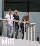 01.06.2026, Fussball, DFB-Nationalmannschaft Deutschland, letztes Training vor Abreise nach USA zur WM 2026, am DFB-Campus in Frankfurt am Main. v.li: Hannes Wolf (Sportdirektor Nachwuchs, Training und Entwicklung, DFB), Sportdirektor Rudi Völler (Deutschland), DFB-Geschäftsführer Andreas Rettig (Deutschland) beobachten das Trainingsspiel gegen Finnland am Trainingsplatz vom Balkon aus.