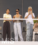 01.06.2026, Fussball, DFB-Nationalmannschaft Deutschland, letztes Training vor Abreise nach USA zur WM 2026, am DFB-Campus in Frankfurt am Main. Die Frauen der Nationalspieler beobachten das letzte Training vom Balkon am Trainingsplatz aus, v.li: Lena Wurzenberger, Frau von Bundestrainer Julian Nagelsmann, Lina Kimmich, Frau von Joshua Kimmich, Sina Groß, Frau von Pascal Groß, T