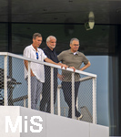 01.06.2026, Fussball, DFB-Nationalmannschaft Deutschland, letztes Training vor Abreise nach USA zur WM 2026, am DFB-Campus in Frankfurt am Main. v.li: Hannes Wolf (Sportdirektor Nachwuchs, Training und Entwicklung, DFB), Sportdirektor Rudi Völler (Deutschland), DFB-Geschäftsführer Andreas Rettig (Deutschland) beobachten das Trainingsspiel gegen Finnland am Trainingsplatz vom Balkon aus.