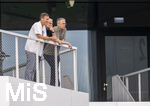 01.06.2026, Fussball, DFB-Nationalmannschaft Deutschland, letztes Training vor Abreise nach USA zur WM 2026, am DFB-Campus in Frankfurt am Main. v.li: Hannes Wolf (Sportdirektor Nachwuchs, Training und Entwicklung, DFB), Sportdirektor Rudi Völler (Deutschland), DFB-Geschäftsführer Andreas Rettig (Deutschland) beobachten das Trainingsspiel gegen Finnland am Trainingsplatz vom Balkon aus.